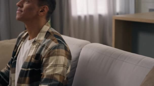Souriant Heureux Afro Américain Penché Allonger Sur Canapé Étirer Les — Video