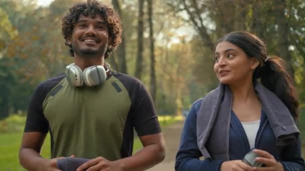 Feliz Sorrindo Esporte Casal Sorriso Rindo Conversando Andando Juntos Parque — Vídeo de Stock