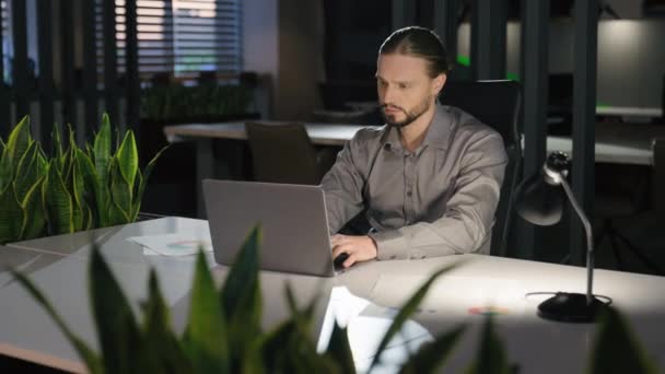 Pensivo Caucasiano Homem Negócios Brainstorm Ponderando Pesquisa Analisar Laptop Trabalhando — Vídeo de Stock