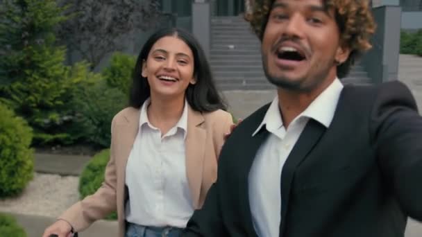 Dva Šťastné Usmívající Smějící Obchodní Spolupracovníci Lidé Arabská Podnikatelka Indický — Stock video