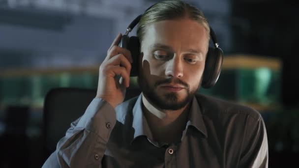 Dark Office Studio Musical Homme Caucasien Écouter Musique Dans Les — Video