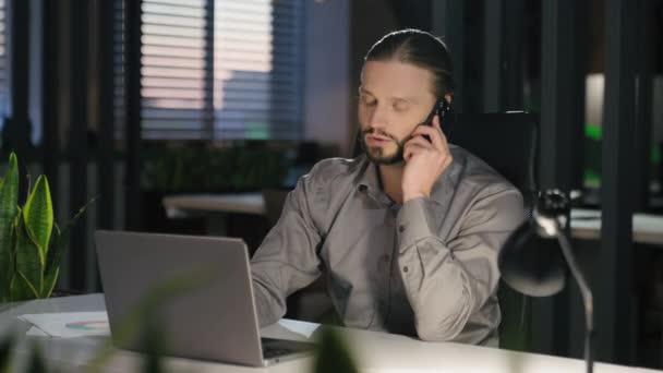 Usmívající Multitasking Kavkazský Podnikatel Večer Tmavý Pozdní Kancelář Muž Pracuje — Stock video