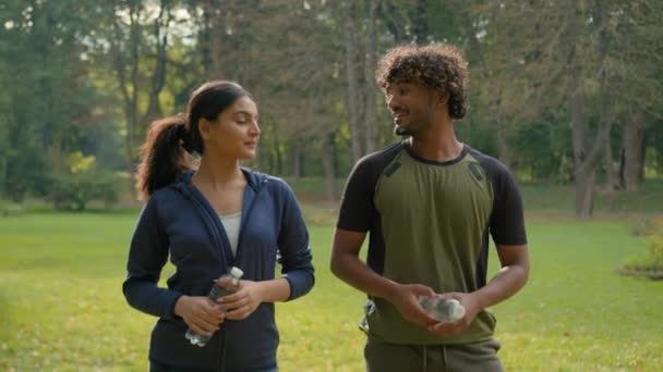 Zwei Sportler Läufer Männlich Indisch Weiblich Arabische Freunde Paar Mann — Stockvideo
