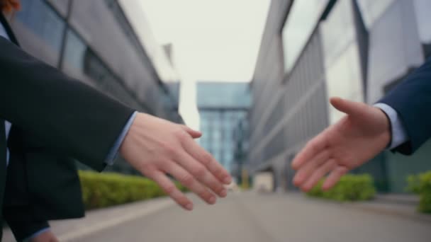 正式なハンドシェイクビジネスハンドシェイクビジネスマンは ビジネスマンの成功と握手 シェイクアームを閉じる 女性のパートナーシップミーティング 同意する コラボレーション同僚 都市の男性 — ストック動画