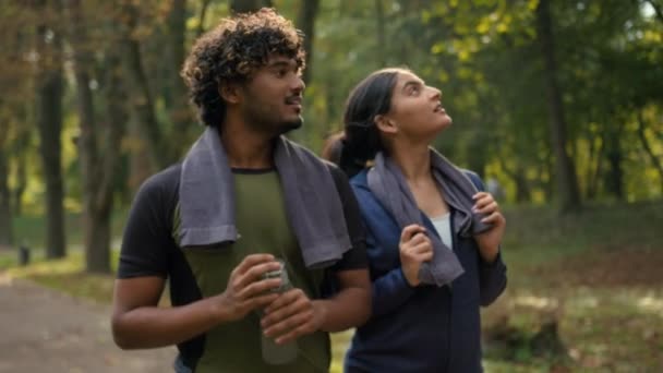 Dois Feliz Sorrindo Esporte Casal Sorriso Falando Andando Juntos Parque — Vídeo de Stock