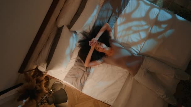 Yorgun Genç Afro Amerikalı Bir Kadın Işten Sonra Yumuşak Yatakta — Stok video