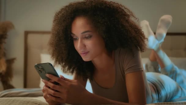 Zaskoczony Zszokowany Młoda Afroamerykanka Wieczór Noc Przewijanie Telefon Komórkowy Łóżku — Wideo stockowe