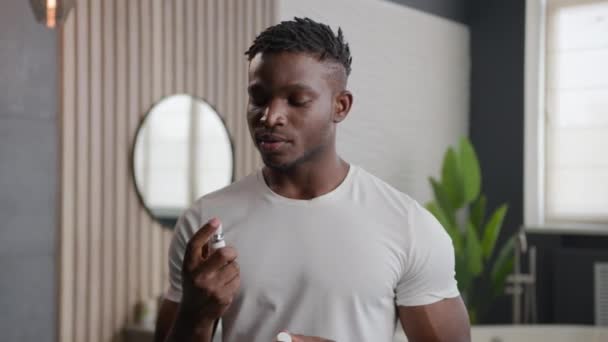 Glücklich Ethnischen Mann Kerl Afroamerikaner Anwendung Frischen Atem Spray Mundhygiene — Stockvideo