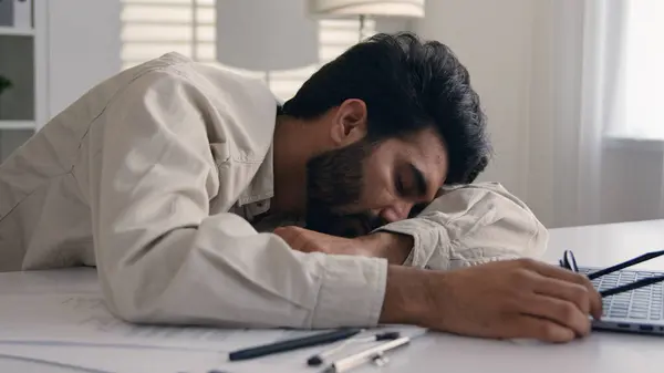Leniwy Zmęczony Senny Mężczyzna Menedżer Zmęczony Wyczerpany Arabski Indyjski Biznesmen — Zdjęcie stockowe