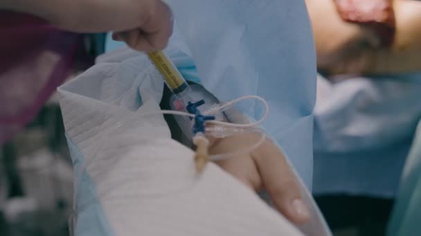 Закройте Руки Врач Медсестра Вводит Внутривенную Анестезию Внутривенно Анестезирующего Шприца — стоковое видео
