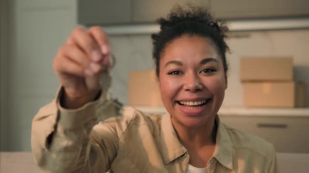 ハッピーアフリカ系アメリカ人興奮した女性女性女性女性バイヤーは カメラの不動産所有者の住宅ローンの移動日新しいアパートの移動で自宅の笑顔からキーを示しています 移転購入ローンクレジットを購入 — ストック動画
