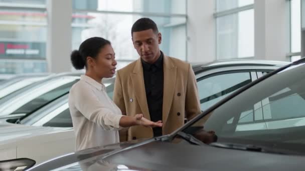 Sprzedawca Samochodów Wybierając Nowy Luksusowy Transport Samochodowy Salonie Afroamerykanka Sprzedawca — Wideo stockowe