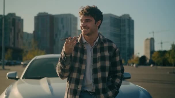 Mutlu Kafkasyalı Adamı Gülümseyen Neşeli Erkek Araba Şoförü Neşeli Adamı — Stok video