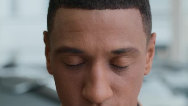 Close Detalhes Sério Preocupado Afro Americano Homem Levantar Cabeça Olhando — Vídeo de Stock