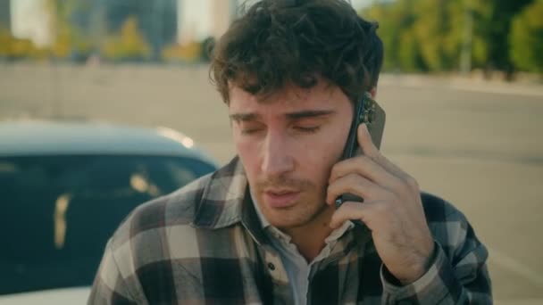 Közelkép Aggódik Frusztrált Stresszes Kaukázusi Férfi Autóvezető Beszél Mobiltelefon Elégedetlen — Stock videók