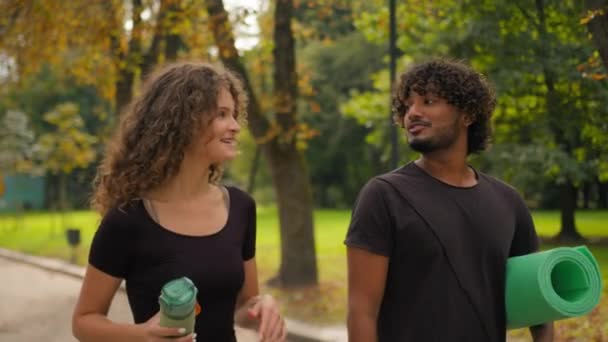 Kaygısız Sevgi Dolu Sevgili Çok Irklı Çift Fitness Hakkında Konuşuyor — Stok video