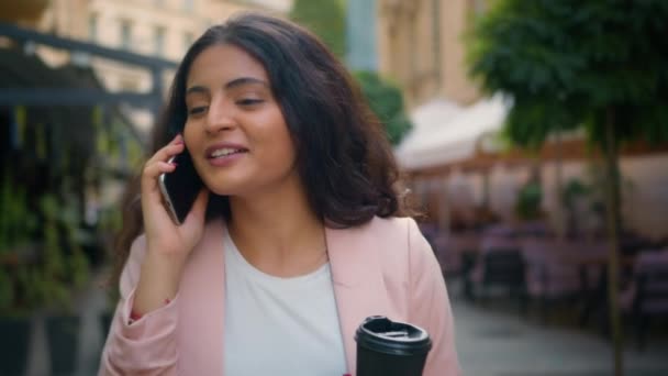 Fericit Râzând Zâmbind Adolescent Indian Arab Femeie Etnică Femeie Afaceri — Videoclip de stoc