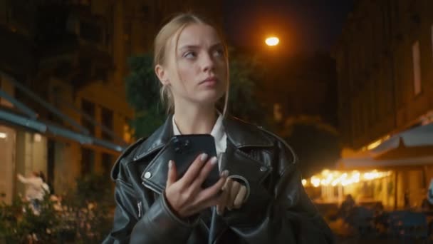 Perso Europeo Giovane Donna Guardando Intorno Utilizzando Smartphone Telefono Città — Video Stock