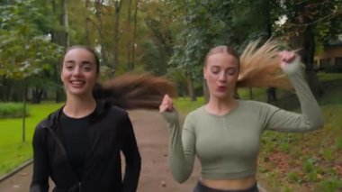 Neşeli Kafkas kızları sportif kadınlar sıska, güzel bayanlar şehir parkında maraton koşuyor sağlık kaybı, kilo verme, motivasyon, egzersiz sabah enerjisi dışarıda koşuyor.