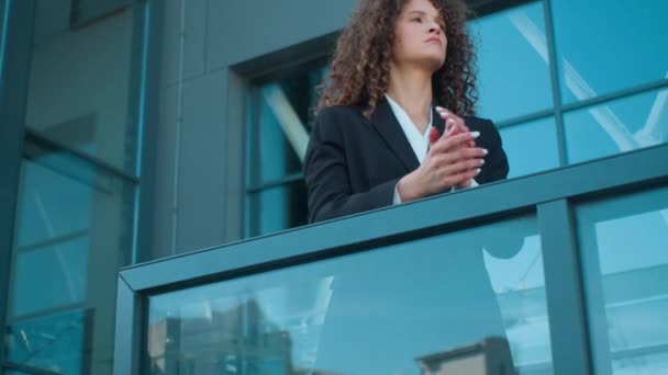 Pensive Business Girl Dame Het Terras Balkon Van Kantoor Weg — Stockvideo