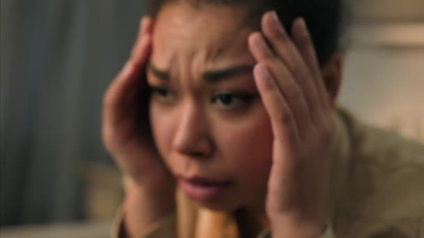 클로즈업 아프리카계 미국인 집에서 스트레스 머리를 고통스러운 편두통 우울증 — 비디오