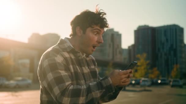 Kafkasyalı Bir Adam Şehirde Yürürken Cep Telefonunu Tutarken Mutlu Olur — Stok video