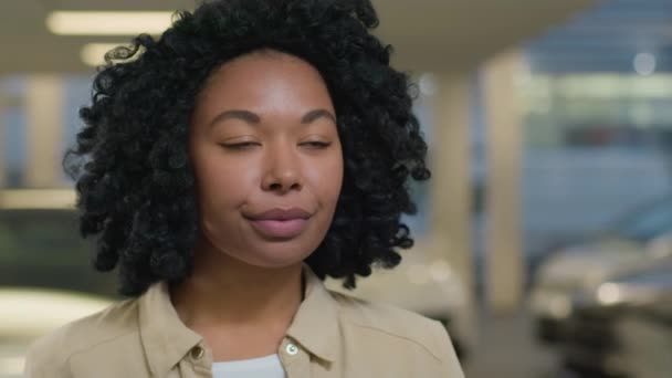 Portret Meisje Afro Amerikaanse Etnische Vrouw Vreugdevolle Tevreden Klant Koper — Stockvideo
