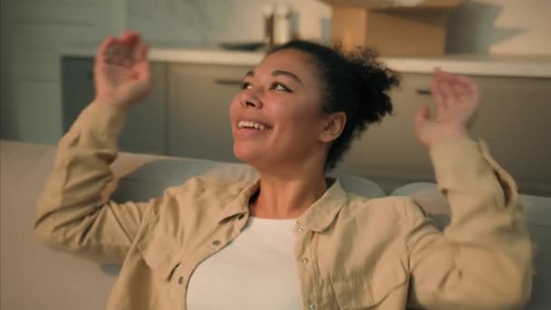 Afro Americana Mujer Feliz Satisfecho Étnico Chica Propietario Casa Cayendo — Vídeos de Stock