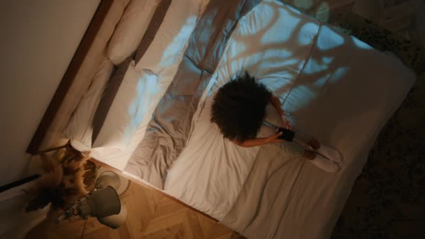 Boven Uitzicht Nacht Slaapkamer Afro Amerikaanse Vrouw Met Behulp Van — Stockvideo