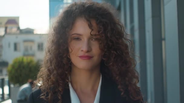 Close Headshot Female Caucasian Young Businesswoman Employer Lady Raise Head — Vídeo de stock