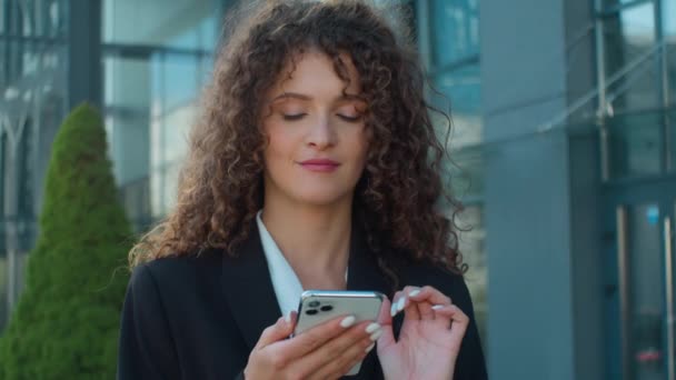 Caucasica Donna Affari Giovane Ragazza Utilizzando Smartphone Città Pensare Idea — Video Stock