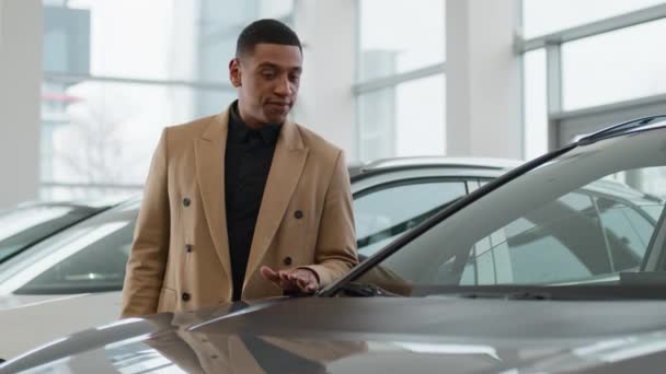 Afroamerikaner Unsicher Nachdenklich Männlichen Kunden Kunden Käufer Wählen Automobil Autohaus — Stockvideo