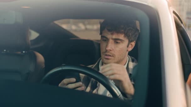 Stresli Üzgün Üzgün Beyaz Bir Adam Otomobil Şoförü Trafik Sıkışıklığında — Stok video