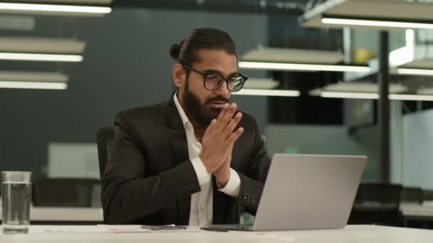 严肃的穆斯林男子请求帮助有关问题集中笔记本电脑工作阿拉伯商人印度商人宗教工作者举手祈祷 希望能在网上看到好结果 — 图库视频影像