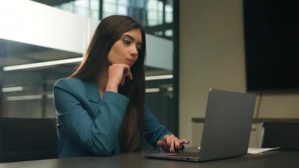 思慮深い疑わしいインドの女性はオフィスでラップトップを働かせます ペンシブ不確実なアラビアの少女は選択します 比較アイデア 女性ビジネスマネージャー コンピュータ 意思決定ビジネスウーマン思考 — ストック動画