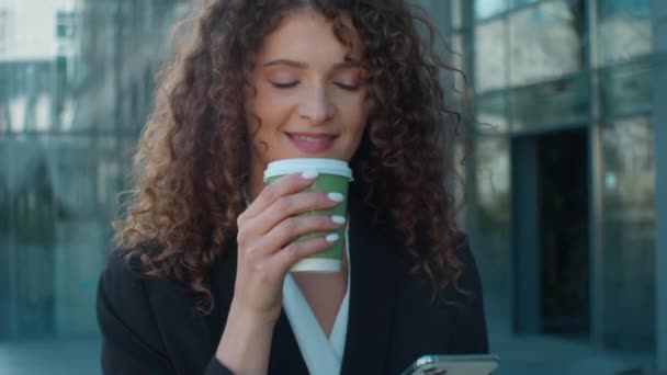 Soddisfatto Caucasico Donna Affari Ragazza Che Cammina Città Bere Caffè — Video Stock