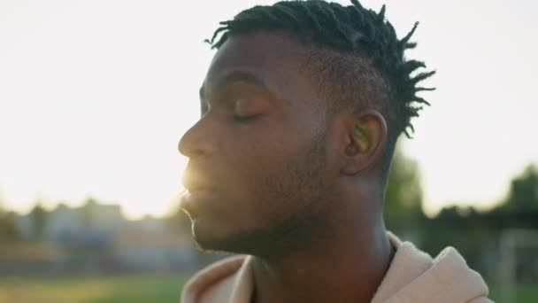 Mutsuz Üzgün Erkek Yüzü Kapanıyor Afrika Kökenli Amerikalı Adam Üzgün — Stok video