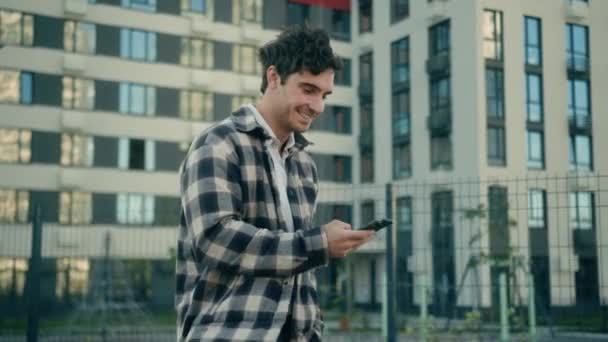 Кавказький Бізнесмен Років Посміхається Щасливий Хлопець Тисячолітній Ходьба Мобільним Телефоном — стокове відео