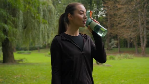 Sport Kvinna Kaukasisk Kvinna Törstig Dricksvatten Sjukvård Förfriskning Naturen Park — Stockvideo
