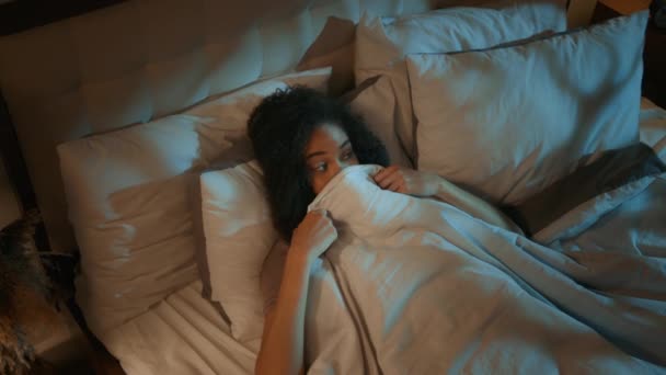 Natt Hem Sovrum Vacker Rolig Afroamerikansk Kvinna Flicka Sova Sängen — Stockvideo