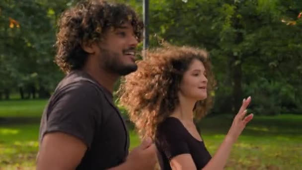 Multiracial Kärlek Par Löpare Workout Kör Jogging Stadsparken Happy Gen — Stockvideo