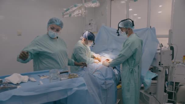 男医生医生外科医生护士在医院门诊部进行外科手术急诊药物心脏手术切除阑尾炎癌症病患者 — 图库视频影像