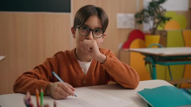 Caucasian Smart Smart Pensive Schoolboy School Στοιχειώδης Εκπαίδευση Μελέτη Μάθησης — Αρχείο Βίντεο