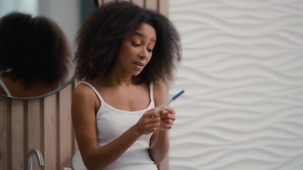 Gelukkig Opgewonden Afro Amerikaanse Meisje Met Positieve Zwangerschapstest Vreugde Goede — Stockvideo
