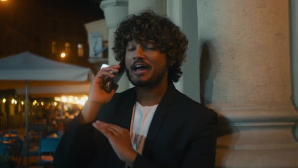 Indiano Árabe Latino Americano Homem Segurando Telefone Celular Conversando Bate — Vídeo de Stock