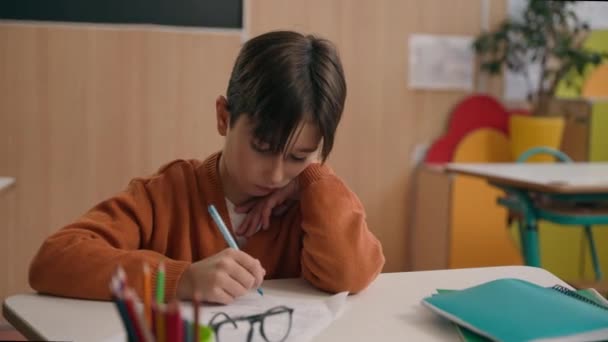 Kavkazský Znuděný Školák Psát Úkol Škole Základní Vzdělání Studium Učení — Stock video