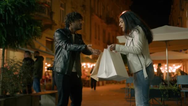 Arabisch Indisches Wütendes Paar Streitet Über Einkaufstüten Hochpreis Shop Kaufsucht — Stockvideo