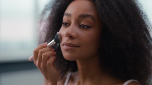 Schöne Mädchen Weiblich Befeuchtet Glatte Gesunde Gute Hauttönung Anwendung Puder — Stockvideo