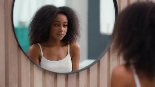 Tükröződés Fürdőszobában Boldog Mosolygós Vonzó Gyönyörű Afro Amerikai Lány Tökéletes — Stock videók