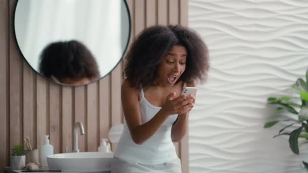 스마트 놀라운 결과와 성과에서 흥분한 아프리카계 미국인 성공적인 부르짖는 화장실에서 — 비디오